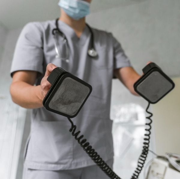 רופא מחזיק מכשיר דפיברילטור